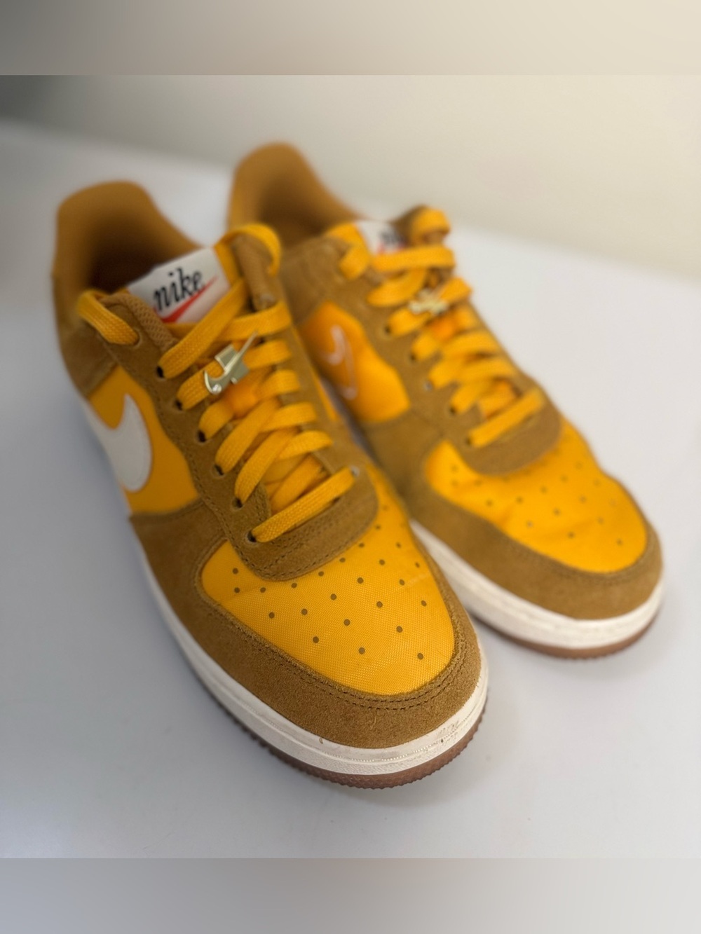 Nike Air Force 1'07 SE First Use University Gold Womens 7.5 50th Anniversary - Picture 5 of 12